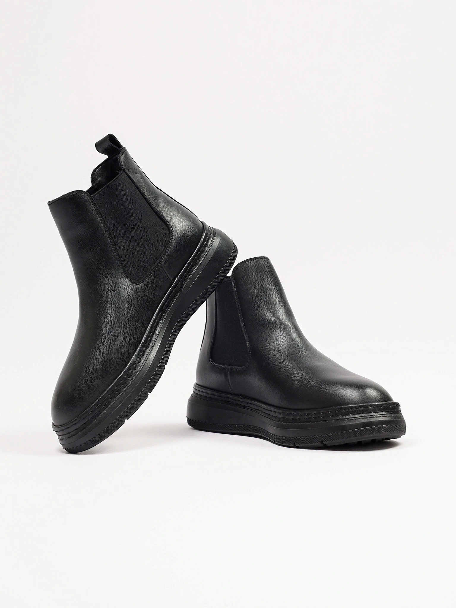 Ботинки-челси черного цвета на низкой подошве